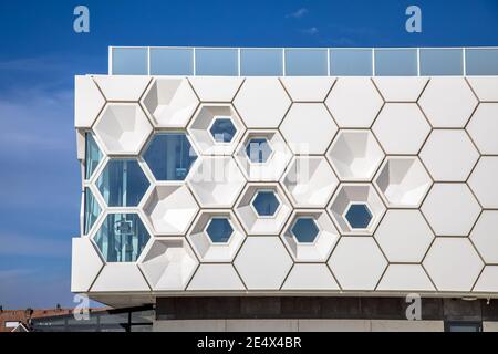 Gros plan de la façade moderne d'un bâtiment d'architecture géométrique aux pays-Bas contre le ciel bleu. Banque D'Images