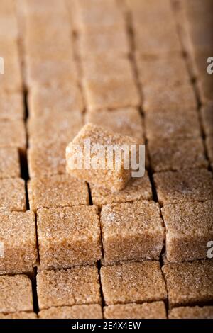 Cubes de sucre brun. La nourriture. Banque D'Images