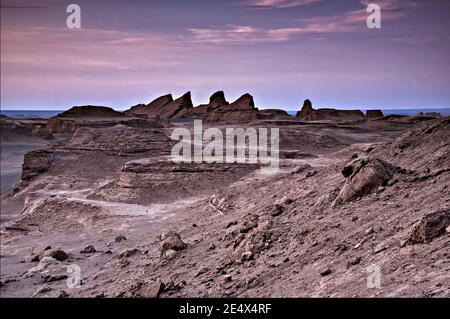 Coucher de soleil dans Dasht-e LUT ou désert de Kaluts, Kerman, Iran. Patrimoine mondial de l'UNESCO Banque D'Images