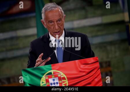 (210125) -- LISBONNE, 25 janvier 2021 (Xinhua) -- Marcelo Rebelo de Sousa s'adresse à la nation après avoir remporté l'élection présidentielle portugaise à Lisbonne, Portugal, le 24 janvier 2021. Le président portugais sortant Marcelo Rebelo de Sousa a été réélu dimanche à l'élection présidentielle, des résultats partiels ont été obtenus. Le nouveau mandat de cinq ans de Rebelo de Sousa débutera le 9 mars 2021. (Photo par Pedro Fiuza/Xinhua) Banque D'Images