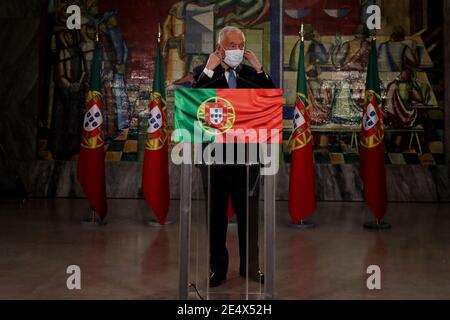 (210125) -- LISBONNE, le 25 janvier 2021 (Xinhua) -- Marcelo Rebelo de Sousa retire son masque facial pour s'adresser à la nation après avoir remporté l'élection présidentielle portugaise à Lisbonne, Portugal, le 24 janvier 2021. Le président portugais sortant Marcelo Rebelo de Sousa a été réélu dimanche à l'élection présidentielle, des résultats partiels ont été obtenus. Le nouveau mandat de cinq ans de Rebelo de Sousa débutera le 9 mars 2021. (Photo par Pedro Fiuza/Xinhua) Banque D'Images