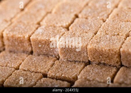 Cubes de sucre brun. La nourriture. Banque D'Images