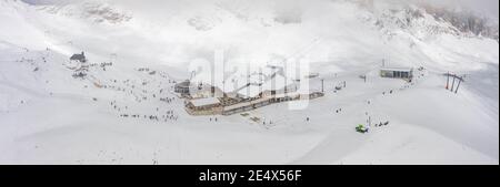 Vue panoramique aérienne du restaurant Sonnalpin dans la neige épaisse en contrebas Zugspitze Haut de l'Allemagne Banque D'Images