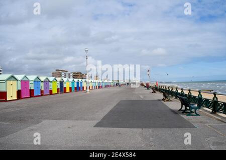 Rangée de cabanes de plage colorées sur le front de mer de Hove, Royaume-Uni Banque D'Images