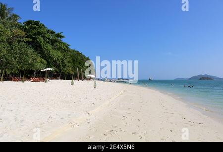 RANG YAI ISLAND,PHUKET,THAÏLANDE-AVRIL 3:Bateaux en attente pour les clients à la plage de l'île de Rang yai.avril 3,2016 à Phuket,Thaïlande. Banque D'Images