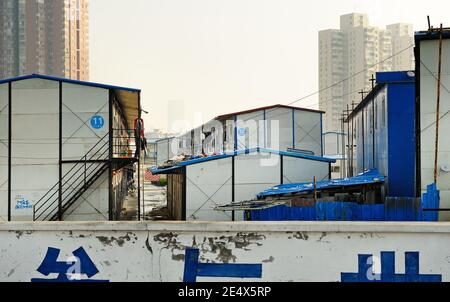 HARBIN, CHINE-Janvier 30, 2010 : les conteneurs d'habitation pour les travailleurs en chantier pendant célèbre Ice & Snow World Festival Banque D'Images