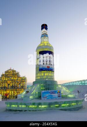 HARBIN, CHINE-Janvier 30, 2010 publicité géant : bouteille de marque chinoise de bière à Harbin Ice & Snow World Festival Banque D'Images