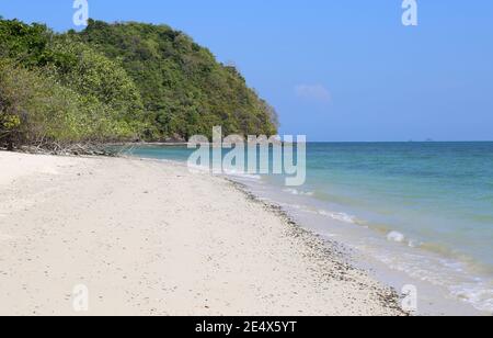 Belle plage de sable blanc à l'île de rang Yai à Phuket, en Thaïlande Banque D'Images