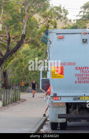 Un camion d'élimination des déchets vidant un bac à bordure de trottoir dans la région de Port Stephens en Nouvelle-Galles du Sud, en Australie Banque D'Images