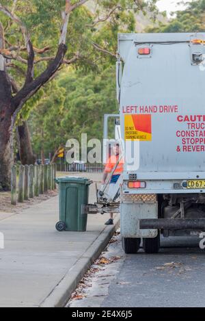 Un camion d'élimination des déchets vidant un bac à bordure de trottoir dans la région de Port Stephens en Nouvelle-Galles du Sud, en Australie Banque D'Images