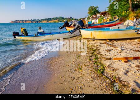 Bateau à moteur est revenu de la pêche et ancré sur la plage de sable. Banque D'Images