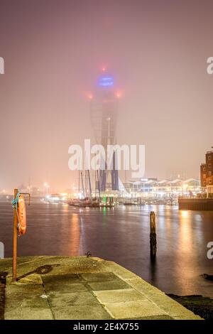 La tour Spinnaker de Portsmouth Gunwharf se décompose dans le brouillard à nuit Banque D'Images