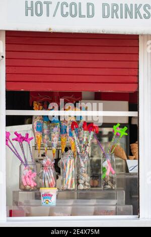 11-11-2019 Portsmouth, Hampshire, Royaume-Uni UN kiosque au bord de la mer vendant des bâtons de rock et autres sucreries Banque D'Images