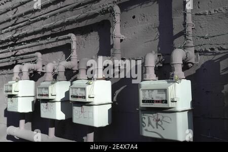 Rangée de compteurs de gaz protégés par barbelés à Bucarest, capitale de la Roumanie. Banque D'Images