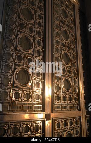 Porte de l'édifice de la Maison du peuple à Bucarest, le deuxième plus grand bâtiment du monde, construit par le leader communiste Nicolae Ceaușescu. Banque D'Images