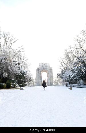 Leicester, Leicestershire, Royaume-Uni 25 janvier 2021. ROYAUME-UNI. Météo. Neige. Une matinée enneigée dans le parc Victoria de Leicester City. Alex Hannam/Alamy Live News Banque D'Images