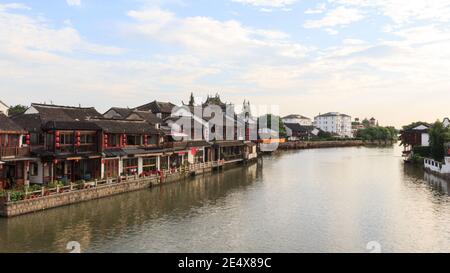 Grand canal dans la ville aquatique de Zhujiajiao en Chine Banque D'Images