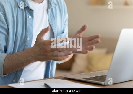 Gros plan sur un jeune enseignant de sexe masculin donnant une leçon à distance en ligne Banque D'Images