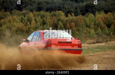 Test de Vauxhall Carlton GSI au terrain d'essai de Millbrook à ROYAUME-UNI 1992 Banque D'Images