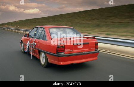 Test de Vauxhall Carlton GSI au terrain d'essai de Millbrook à ROYAUME-UNI 1992 Banque D'Images