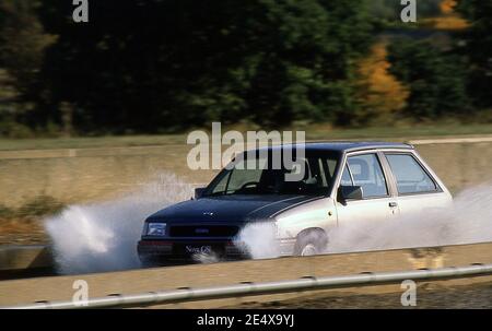 Test de Vauxhall Nova GSI au terrain d'essai de Millbrook à ROYAUME-UNI 1992 Banque D'Images