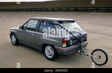 Test de Vauxhall Nova GSI au terrain d'essai de Millbrook à ROYAUME-UNI 1992 Banque D'Images