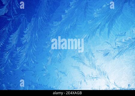 Motifs de givre sur la vitre sur une vitre froide givrée Matin glacial contre un ciel bleu en janvier hiver 2021 PAYS DE GALLES ROYAUME-UNI KATHY DEWITT Banque D'Images