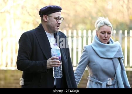 Singer will Young arrive au tribunal du coroner de St Pancras, à Londres, pour l'enquête sur la mort de son frère jumeau Rupert Young, âgé de 41 ans, qui est décédé après être tombé d'un pont en août 2020. Date de la photo: Lundi 25 janvier 2021. Banque D'Images