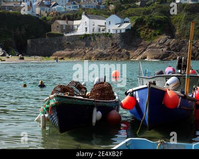 Marée haute dans le port de Gorran Haven, Cornwall. Notez les marmites traditionnelles de crabe. Banque D'Images