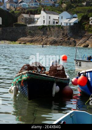 Marée haute dans le port de Gorran Haven, Cornwall. Notez les marmites traditionnelles de crabe. Banque D'Images