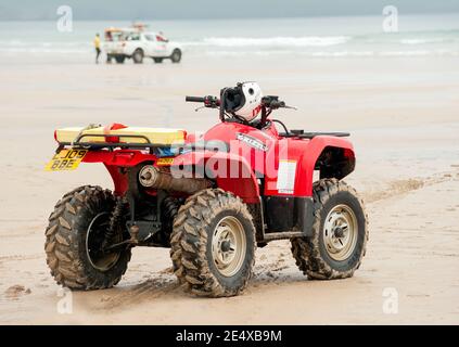 PENZANCE, CORNWALL, Royaume-Uni - 12 JUIN 2009 : quad RNLI sur la plage avec RNLI 4x4 en arrière-plan Banque D'Images