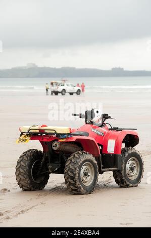 PENZANCE, CORNWALL, Royaume-Uni - 12 JUIN 2009 : quad RNLI sur la plage avec RNLI 4x4 en arrière-plan Banque D'Images