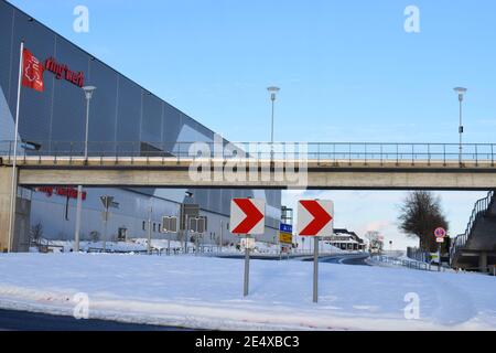 Bâtiments à l'entrée principale de Nürburgring dans la neige d'hiver Banque D'Images