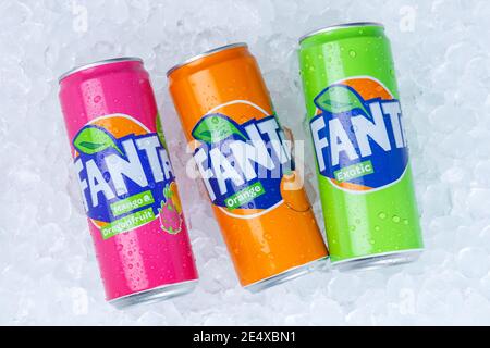 Stuttgart, Allemagne - 17 janvier 2021 : boissons gazeuses à la limonade Fanta en cubes de glace en canettes à Stuttgart, en Allemagne. Banque D'Images