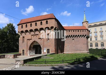 Cracovie. Cracovie. Pologne. Barbicane (Barbakan), fortification devant la porte Florianska. Banque D'Images