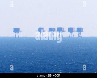 Minster on Sea, Kent, Royaume-Uni. 25 janvier 2021. Trois personnes ont été sauvées des forts des sables rouges hier par le Coastguard et Sheerness RNLI. Ils avaient visité les forts dans deux côtes (inflatables rigides) après les avoir vu à la télévision et ont décidé d'enquêter en montant dans l'une des tours, mais ils n'ont pas réussi à arrimer leurs bateaux correctement, qui ont dérivé de les laisser bloqués pendant la nuit. Il est entendu que les deux bateaux sont toujours à la dérive dans l'estuaire de la Tamise. Photo: Les forts de Red Sands photographiés de Minster on Sea. Crédit : James Bell/Alay Live News Banque D'Images