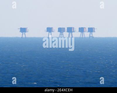 Minster on Sea, Kent, Royaume-Uni. 25 janvier 2021. Trois personnes ont été sauvées des forts des sables rouges hier par le Coastguard et Sheerness RNLI. Ils avaient visité les forts dans deux côtes (inflatables rigides) après les avoir vu à la télévision et ont décidé d'enquêter en montant dans l'une des tours, mais ils n'ont pas réussi à arrimer leurs bateaux correctement, qui ont dérivé de les laisser bloqués pendant la nuit. Il est entendu que les deux bateaux sont toujours à la dérive dans l'estuaire de la Tamise. Photo: Les forts de Red Sands photographiés de Minster on Sea. Crédit : James Bell/Alay Live News Banque D'Images