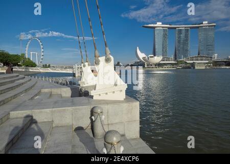 Vue depuis l'Esplanade, Singapour, de l'autre côté de Marina Bay vers le Marina Bay Sands Hotel (r) et le Singapore Flyer (l), une grande roue de ferris Banque D'Images