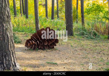 Cône en métal géant, installation en métal rouillé dans le parc de la ville, cône en pin Banque D'Images