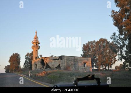 Une mosquée ruinée dans un village syrien abandonné et miné, plateau du Golan, Israël Banque D'Images