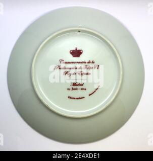 Photo d'une plaque commémorant la proclamation de la date à laquelle Felipe VI est devenu roi d'Espagne sur fond blanc le 19 juin 2014 Banque D'Images