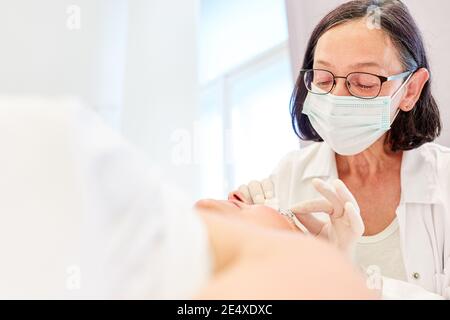 Spécialiste en chirurgie plastique pour le serrage des paupières dans la beauté ferme Banque D'Images