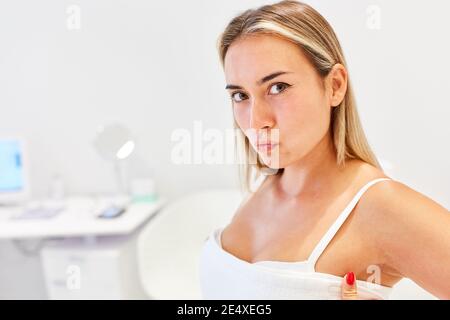 Jeune patient dans le studio de cosmétique ou la clinique de beauté avant la chirurgie plastique Banque D'Images