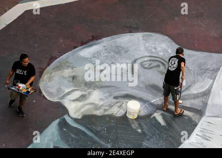 Manille. 25 janvier 2021. Des artistes peignent une murale géante sur le sol d'un terrain de basket-ball en l'honneur de la légende du basket-ball Kobe Bryant et de sa fille Gianna à Manille, aux Philippines, le 25 janvier 2021. Le groupe Tenement Visual Artists a fait la fresque un jour avant le 1er anniversaire de la mort de Kobe Bryant et Gianna, qui sont morts dans un accident d'hélicoptère avec sept autres à Calabasas, dans le sud de la Californie l'année dernière. Crédit: Rouelle Umali/Xinhua/Alamy Live News Banque D'Images