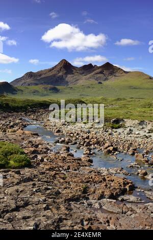 La rivière Sligachan presque sèche qui coule des montagnes Black Cuillin sur l'île de Skye, dans les Hébrides intérieures, Écosse, Royaume-Uni Banque D'Images