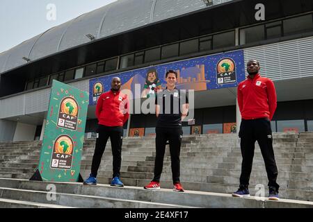 Douala, Cameroun. 25 janvier 2021. Ahmed Hussein (Directeur des communications, Ouganda), Johnathan McKinstry (entraîneur en chef, Ouganda) et Charles Lukwago (1, Ouganda) en dehors du Stade de la réunification, après la conférence de presse de l'Ouganda Pre-match (v Maroc), Groupe C, championnat des nations africaines de la CAF (CHAN) 2021. Stade de la Réunification, Bepanda. Credit: XtraTimeSports (Darren McKinstry) / Alamy. Banque D'Images