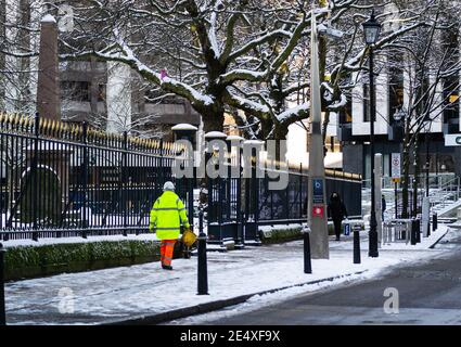 Birmingham, West Midlands, Royaume-Uni. 25 janvier 2021 - des employés du conseil ont été à l'extérieur et autour de 'Pigeon Park' (cathédrale St Phillips) la propagation de grain sur les sentiers de randonnée. Credit: Ryan Underwood / Alamy Live News Banque D'Images