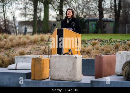 25 janvier 2021, Bavière, Würzburg: Le Président du Parlement d'État bavarois, Ilse Aigner (CSU), prononce un discours au Mémorial des « déportations » lors d'un acte de mémoire pour les victimes du socialisme national. Photo: Nicolas Armer/dpa Pool/dpa Banque D'Images