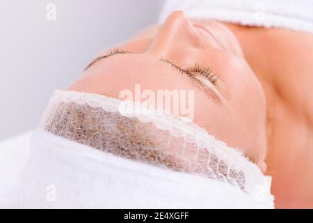 Une photo agrandie d'une femme caucasienne avec une peau propre, hydratée et brillante. Banque D'Images