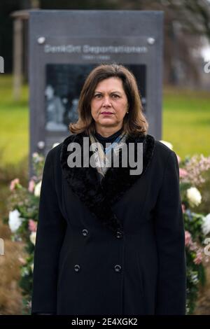 25 janvier 2021, Bavière, Würzburg: Le Président du Parlement de l'État bavarois, Ilse Aigner (CSU), se tient au Mémorial des « déportations » lors d'un acte de mémoire pour les victimes du socialisme national. Photo: Nicolas Armer/dpa Pool/dpa Banque D'Images